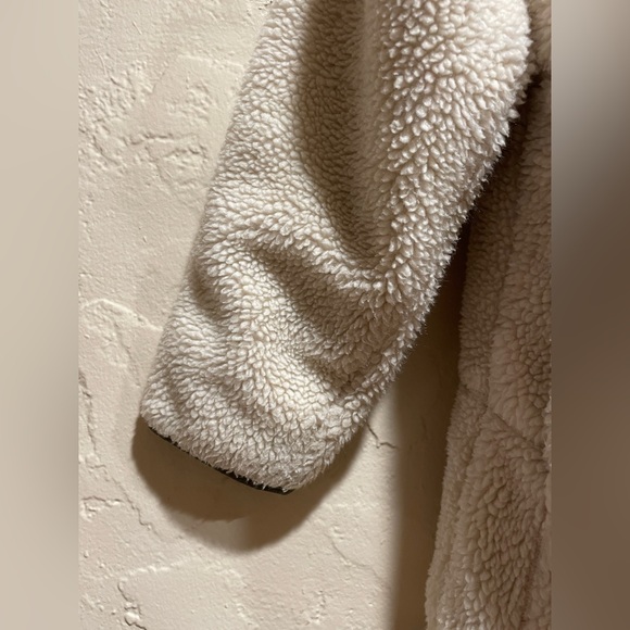 The GAP Kids Cozy Cream and Green Sherpa Jacket Size 12 Medium - Picture 7 of 9